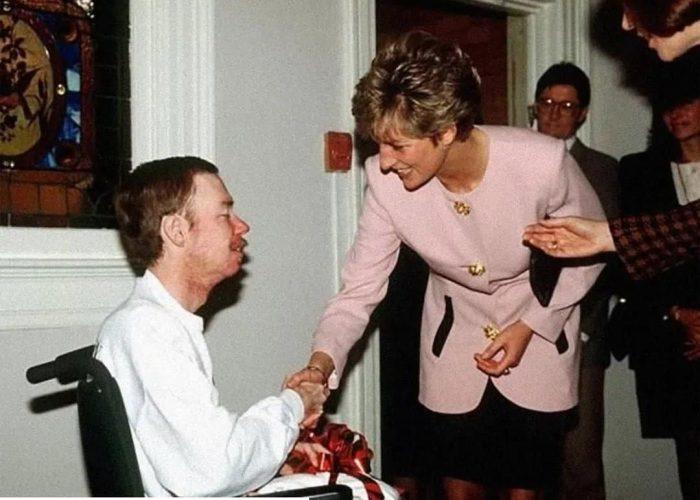 Diana aperta a mão de um paciente com AIDS.