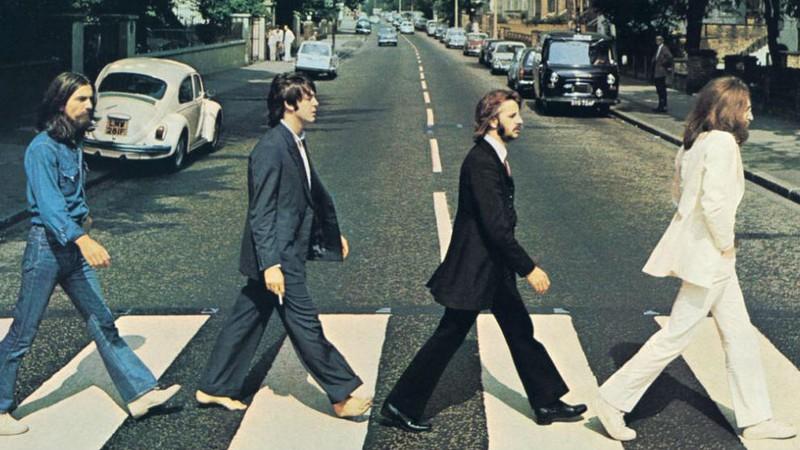 Integrantes do The Beatles atravessando a rua.