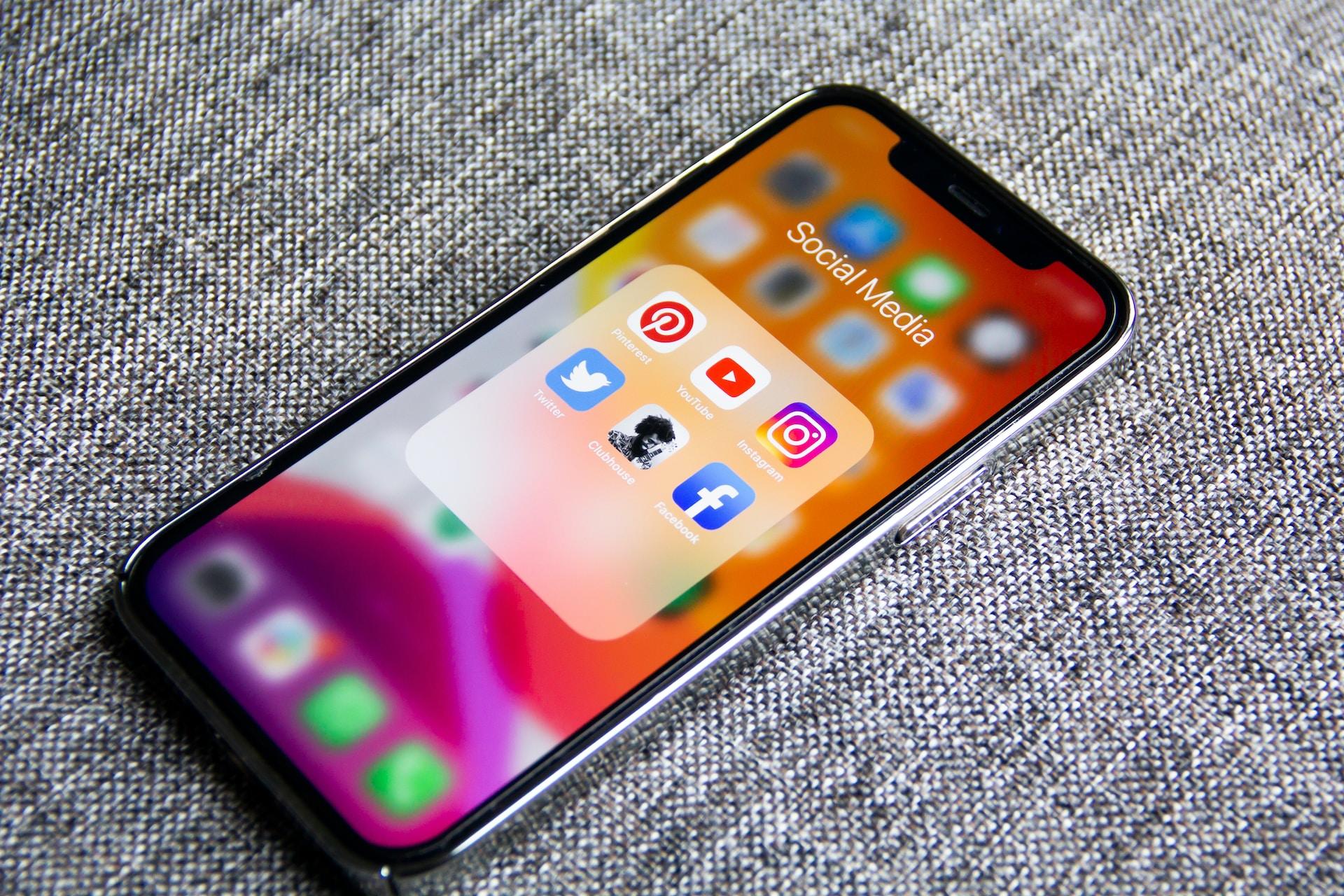 Celular com icones de redes sociais