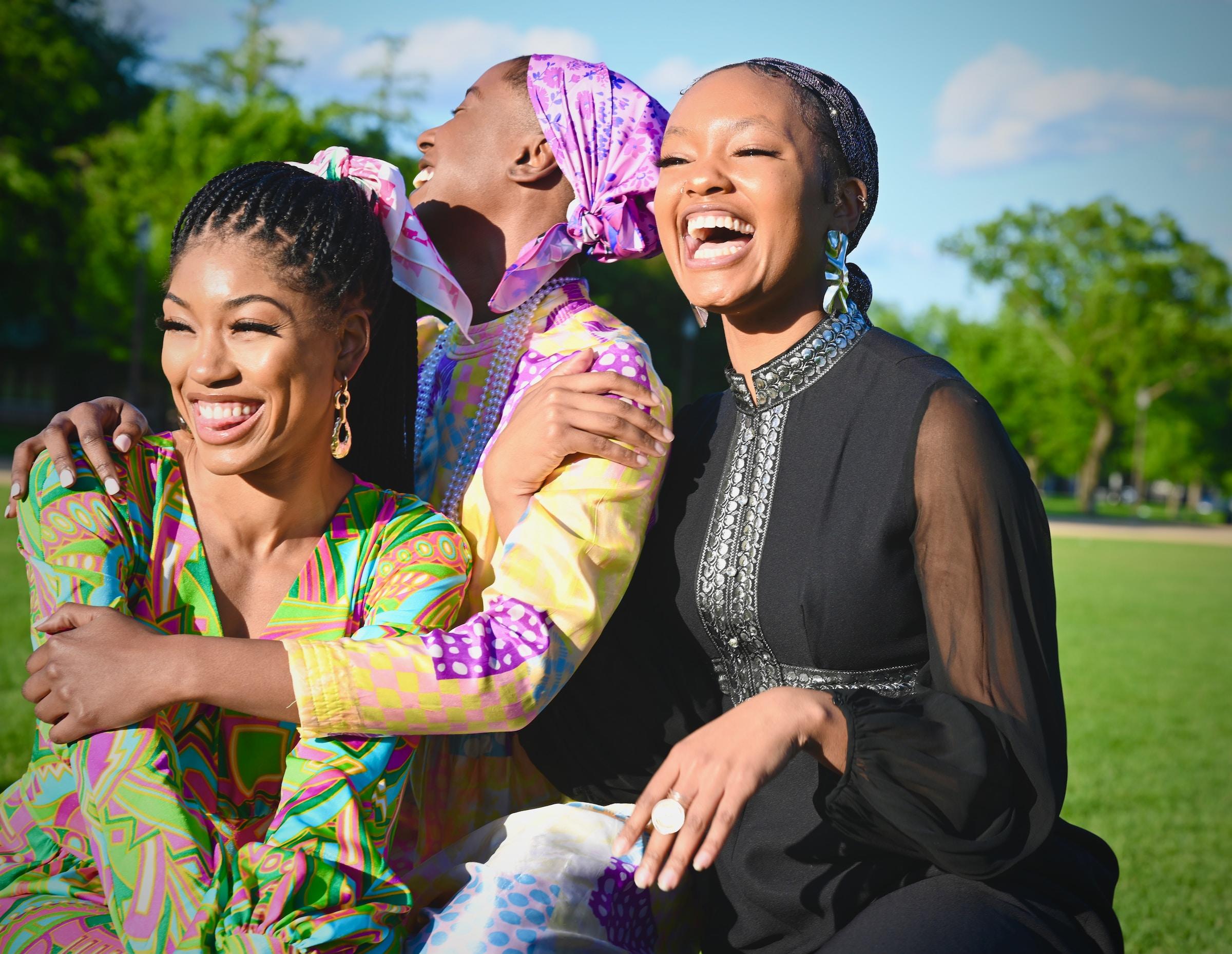 Mulheres reunidas enquanto uma delas utiliza trança afro realizada por trancista