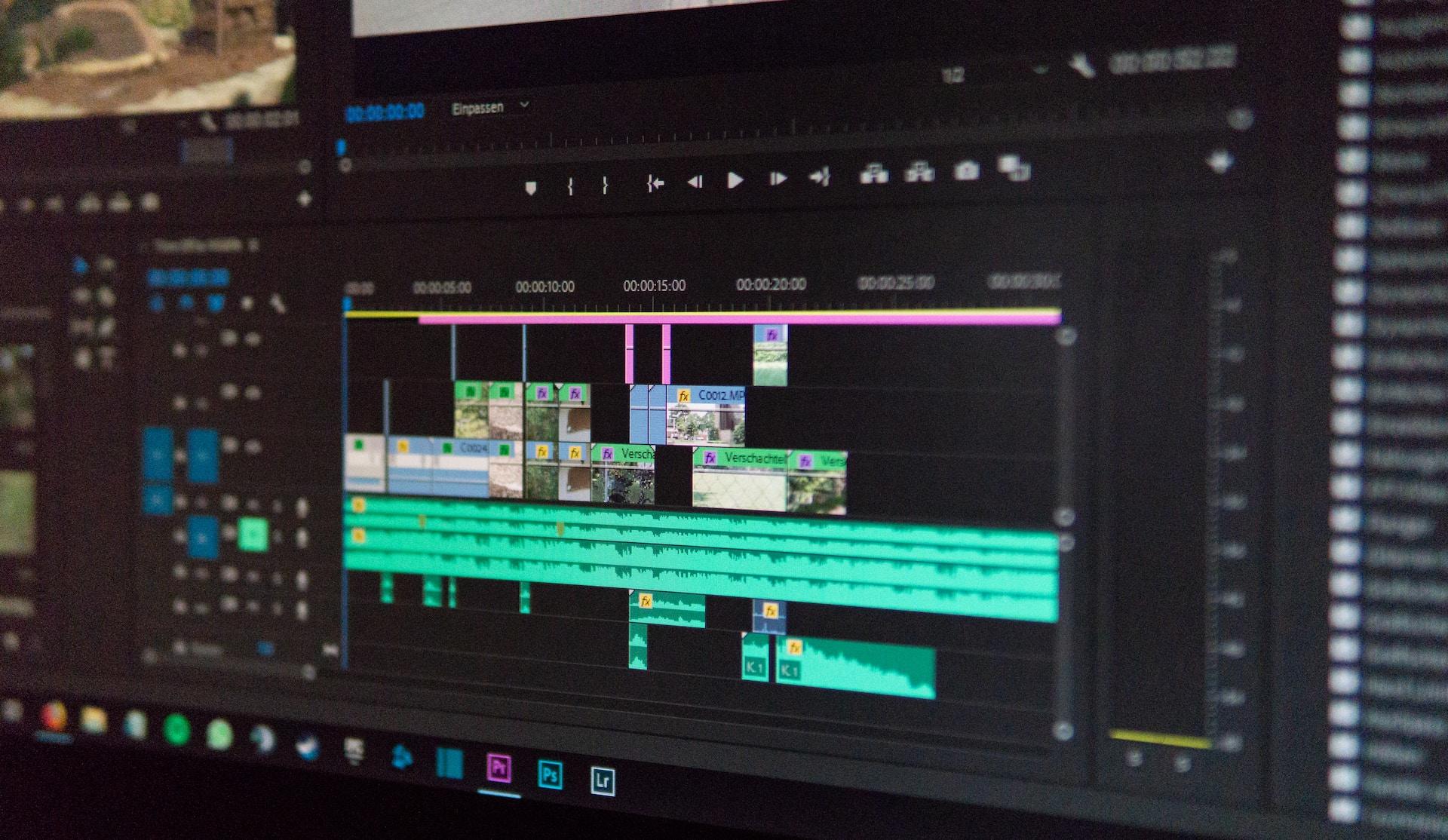 Tela de um computador com um programa de edição de vídeo.