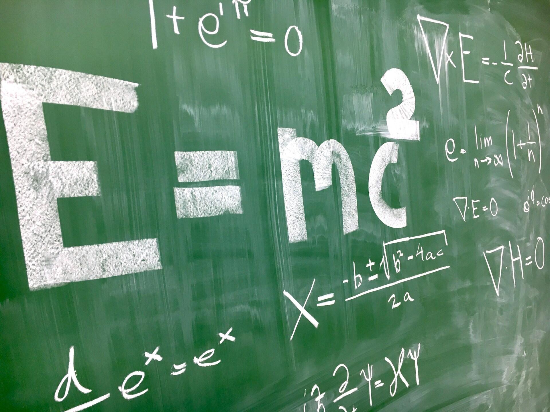 Formula matemática E = mc2 em um quadro.
