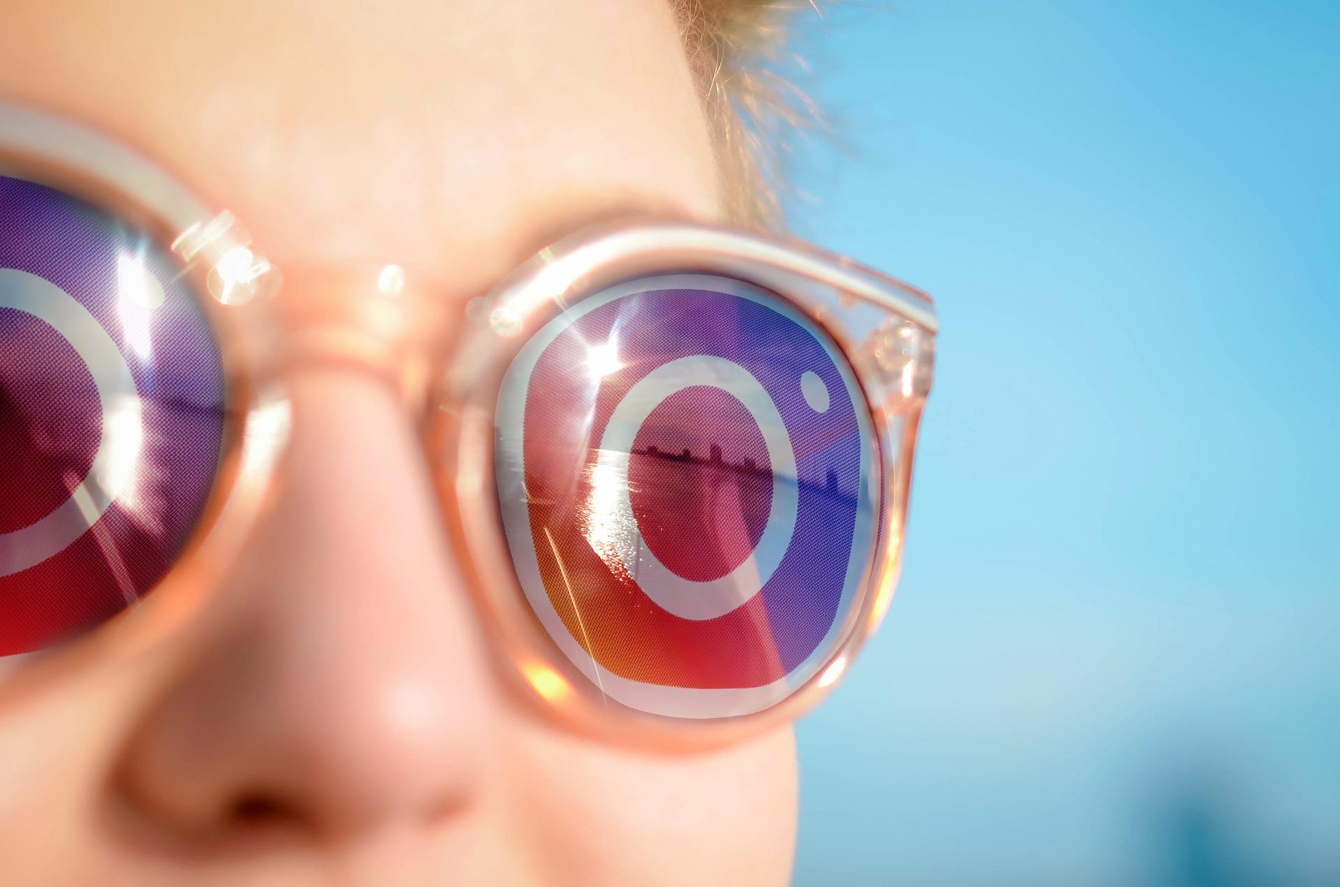 Mulher com um óculos com a logo do Instagram na lente