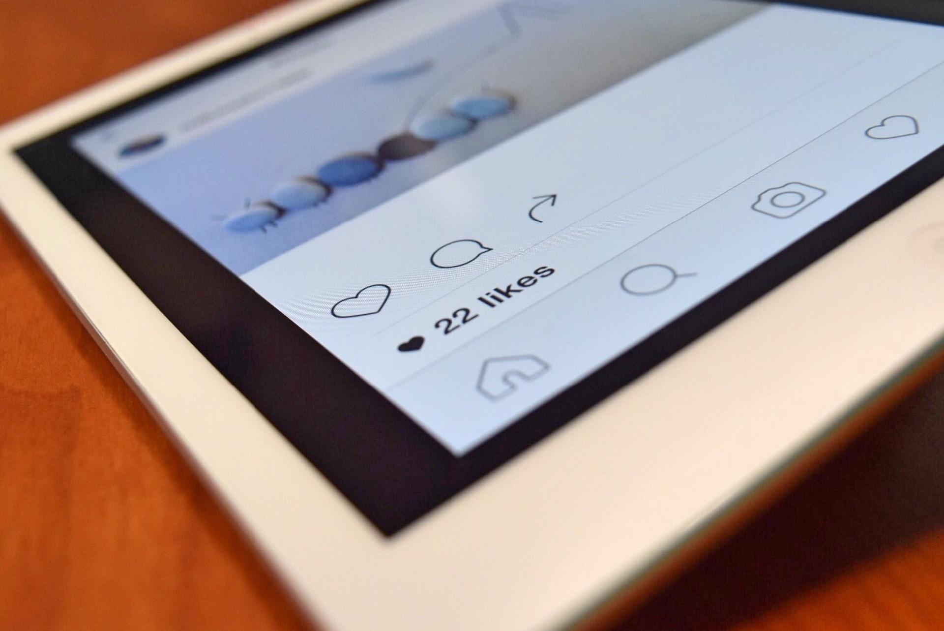 Imagem de um tablet com o Instagram aberto