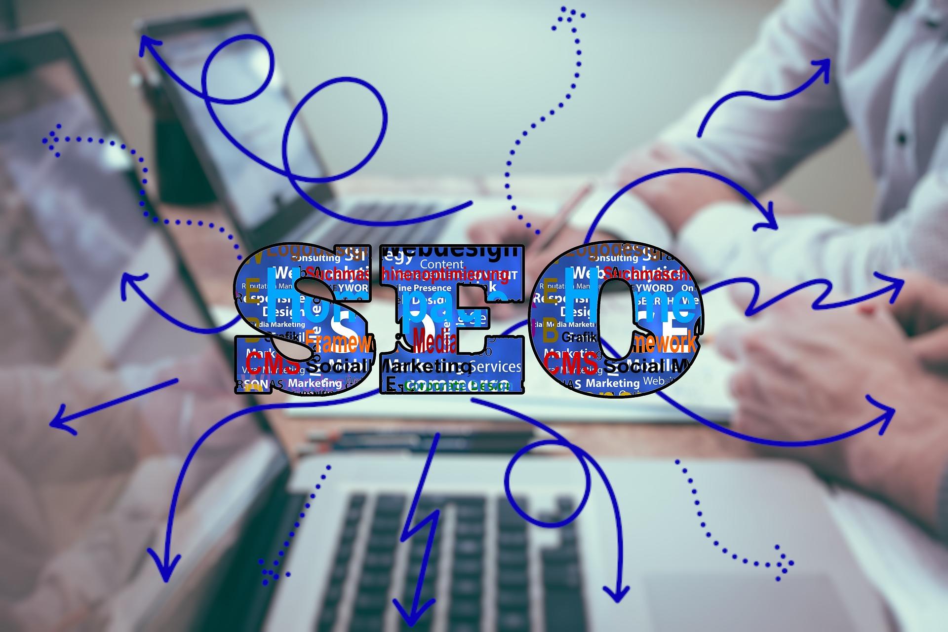 Foto ao fundo de um computador com um texto SEO e setas.