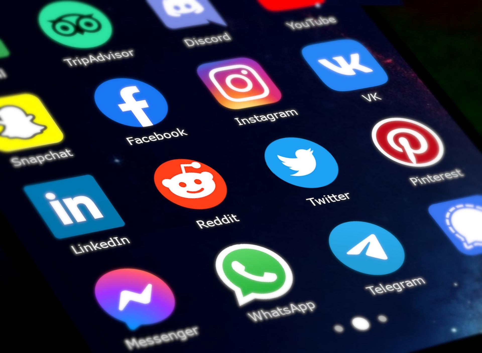 Tela de um celular com os ícones de redes sociais.