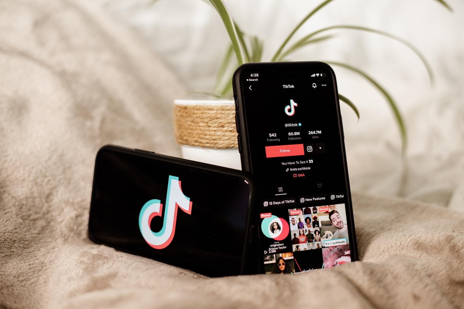 Foto de dois telefones celulares com o TikTok logado.