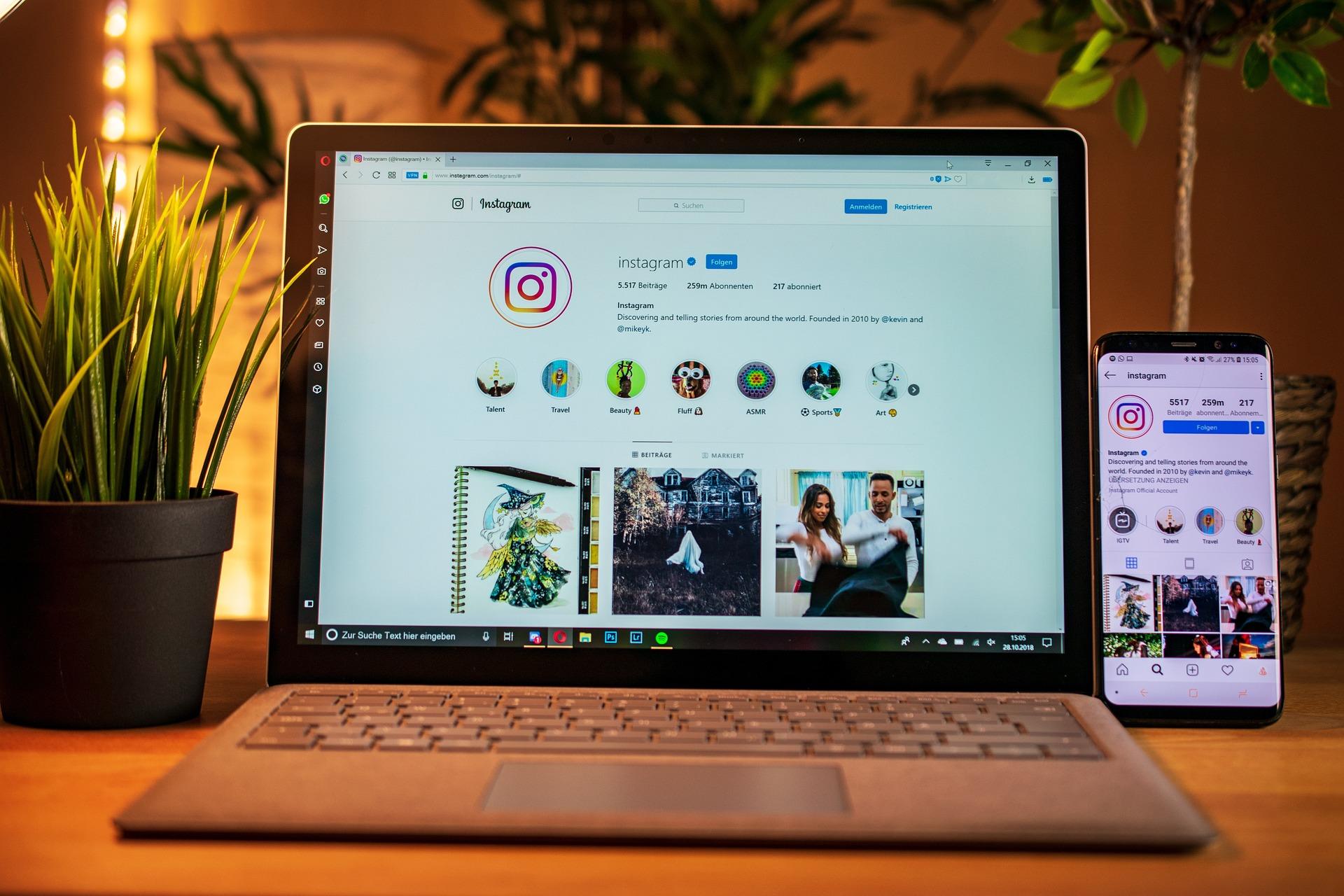 Imagem de um computador e um celular com uma página do Instagram aberta.