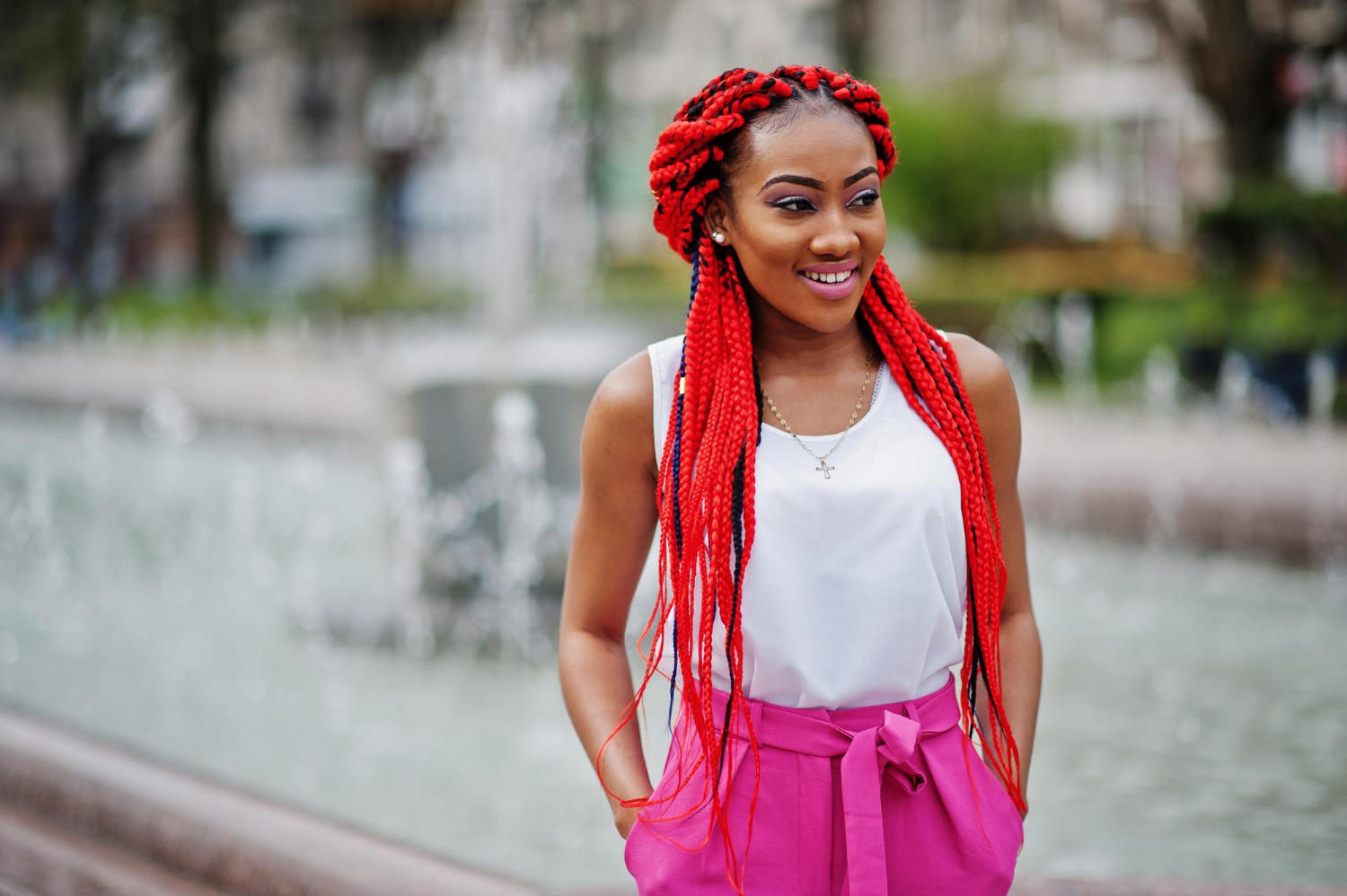 Mulher com trança box braids.