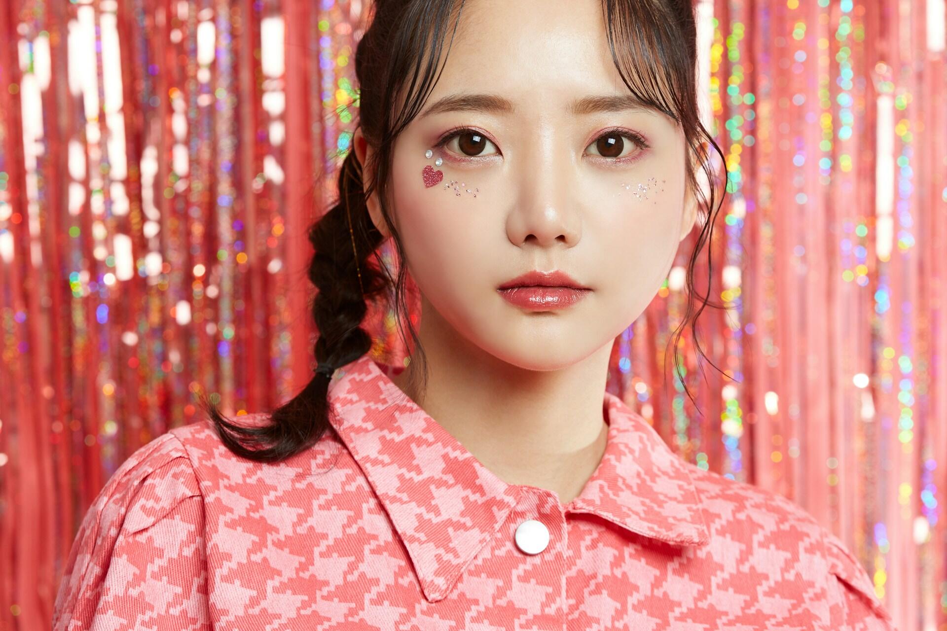 menina coreana com maquiagem bem estilo coreano e roupas na moda