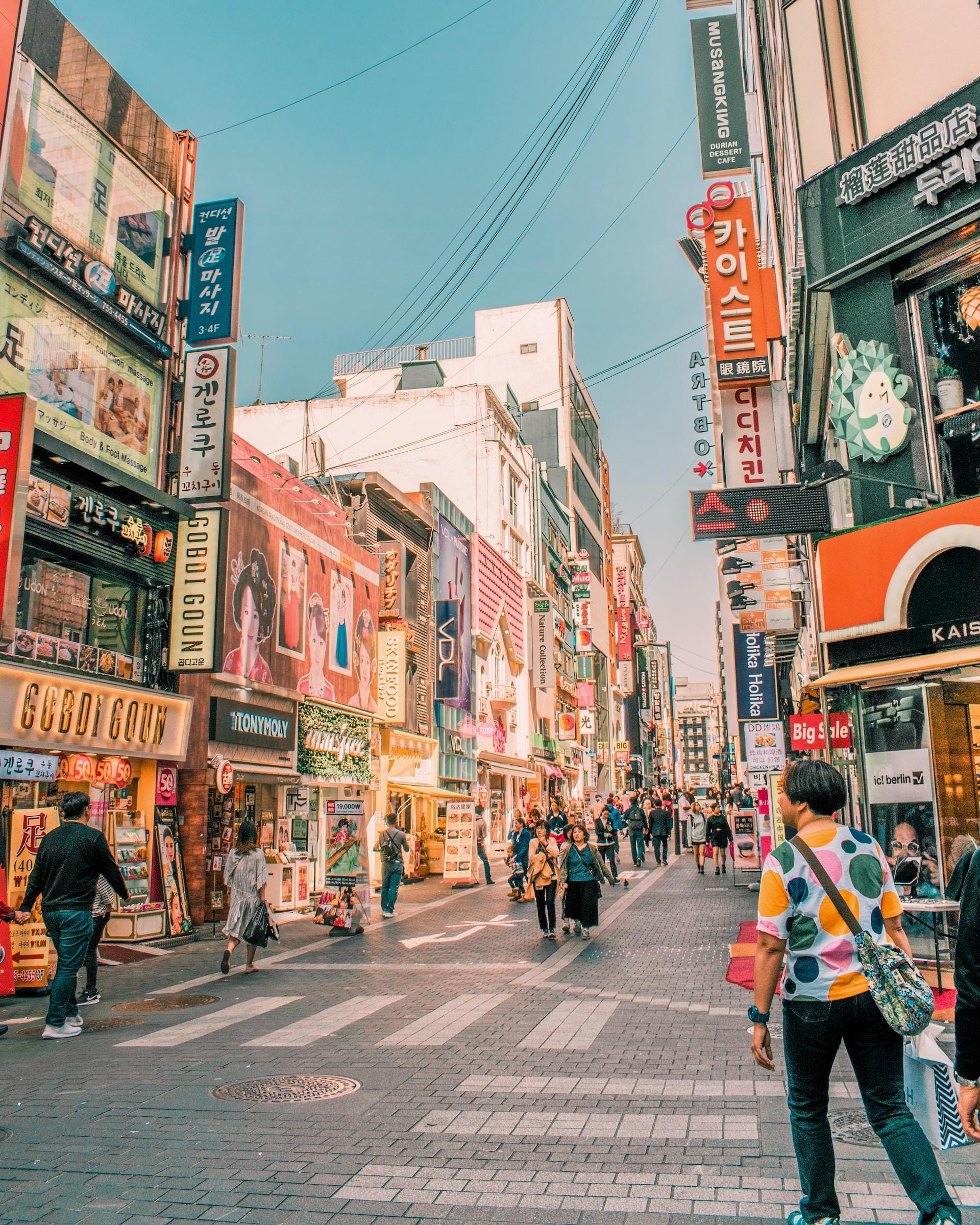 Rua comercial da coreia com pessoas andando