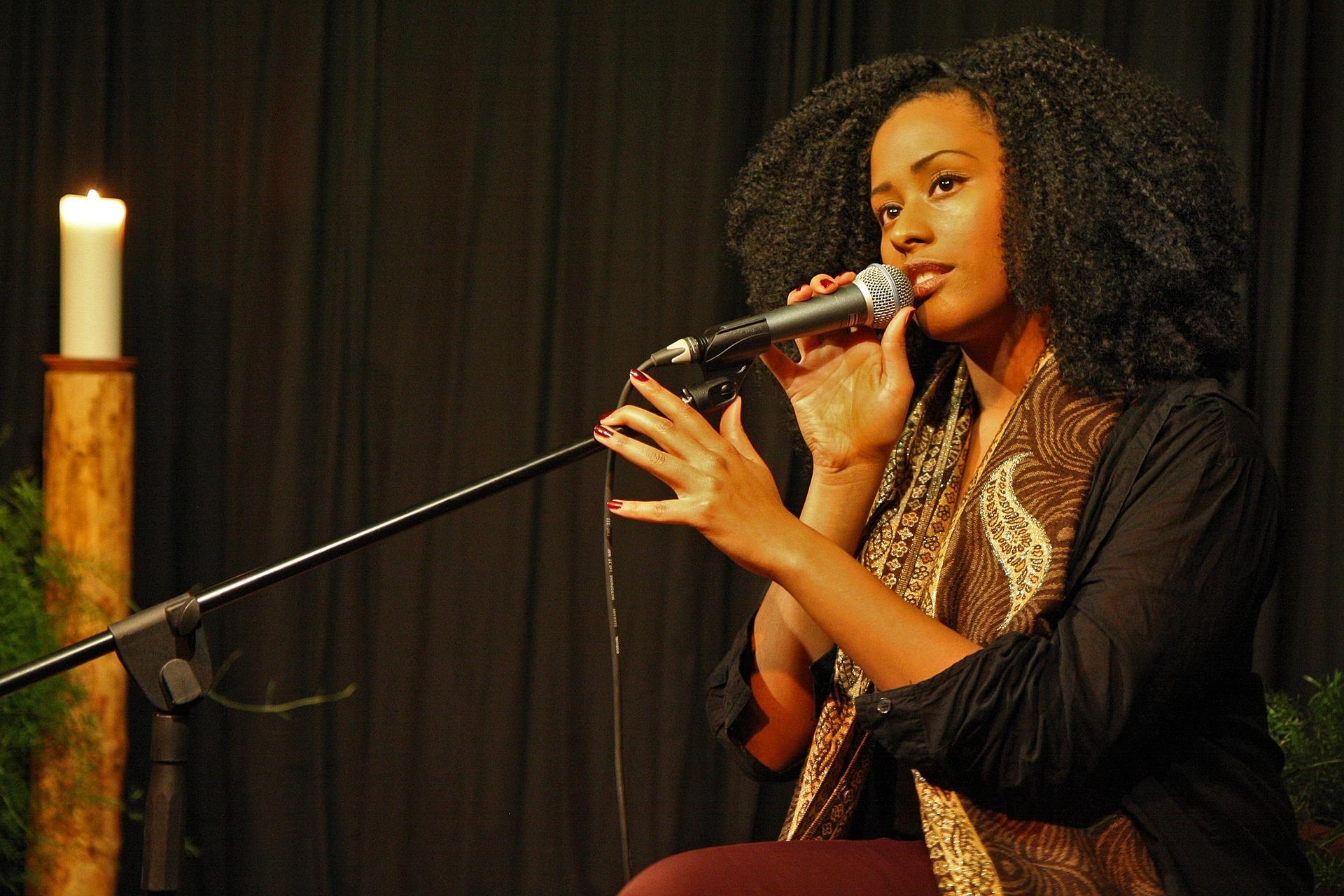 Mulher cantando com um microfone