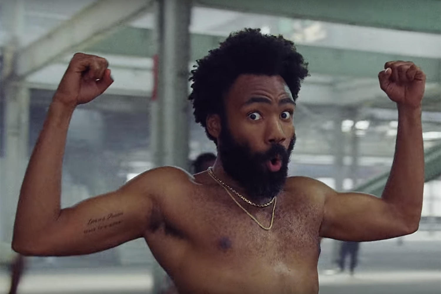 Fotografia de Childish Gambino durante clipe