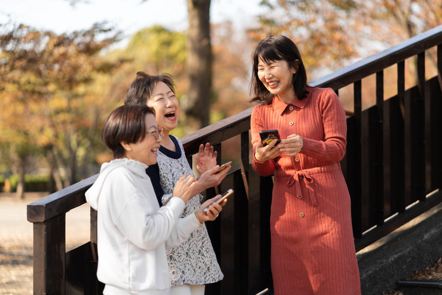 Mulheres japonesas conversando na escada.