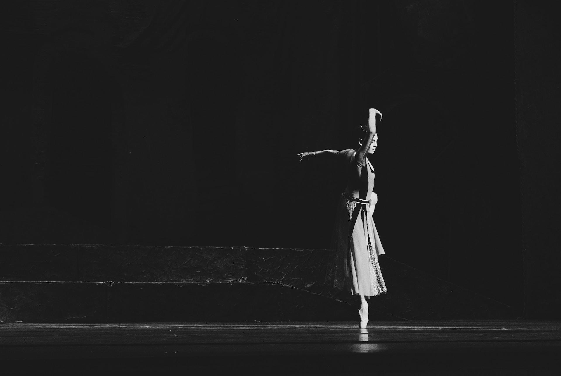 Dançarina profissional realizando apresentação em foto preto e branco