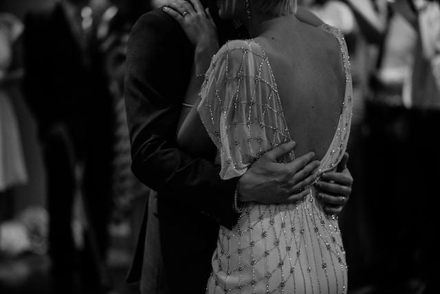 Imagem preto e branco de casal de dançarinos profissional