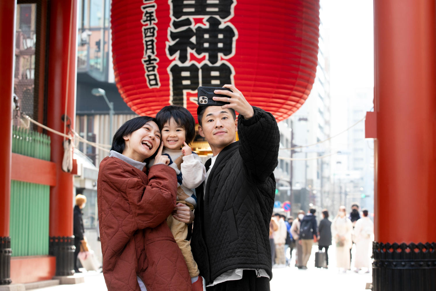Família japonesa tirando foto.