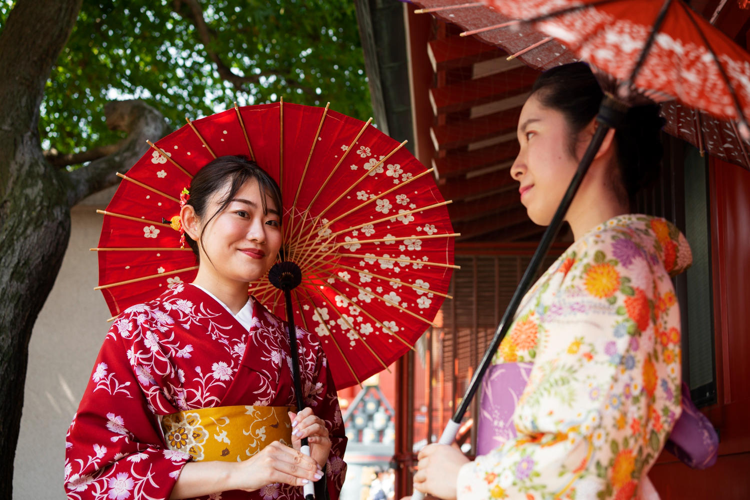 Japonesas conversando e vestindo roupas da cultura japonesa.