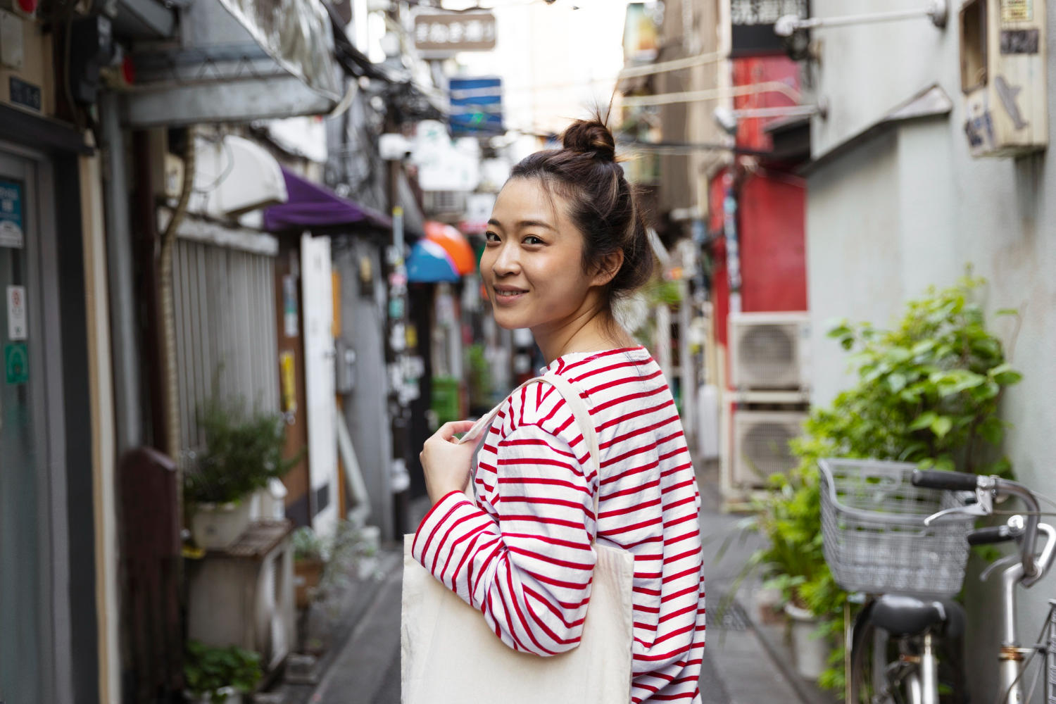 Mulher japonesa andando na rua.