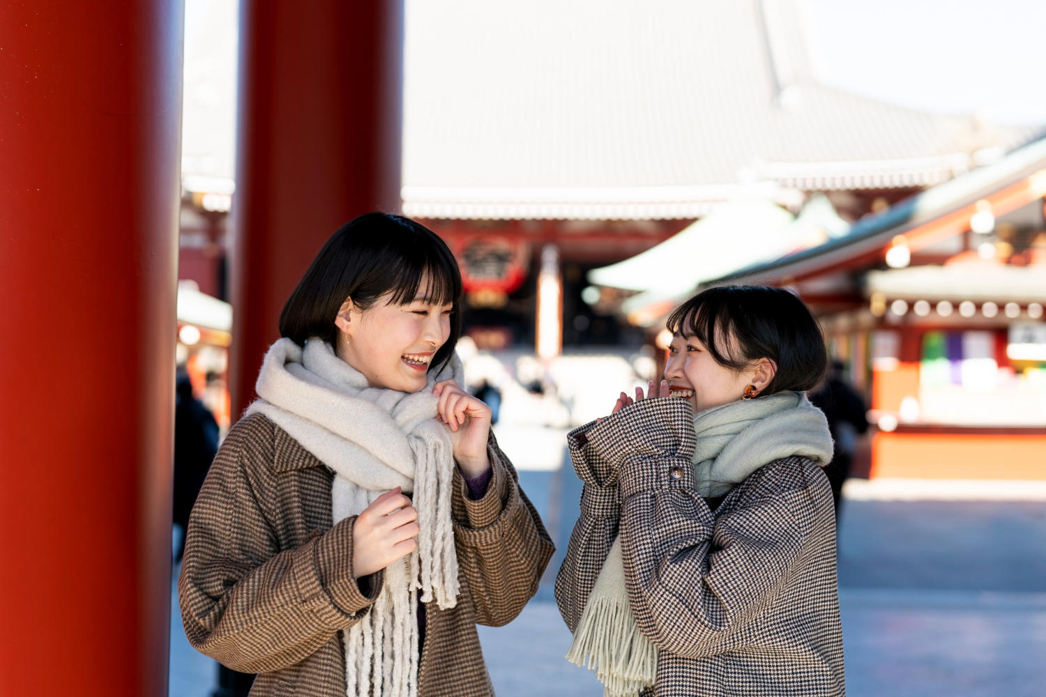 Jovens japonesas conversando ao ar livre.