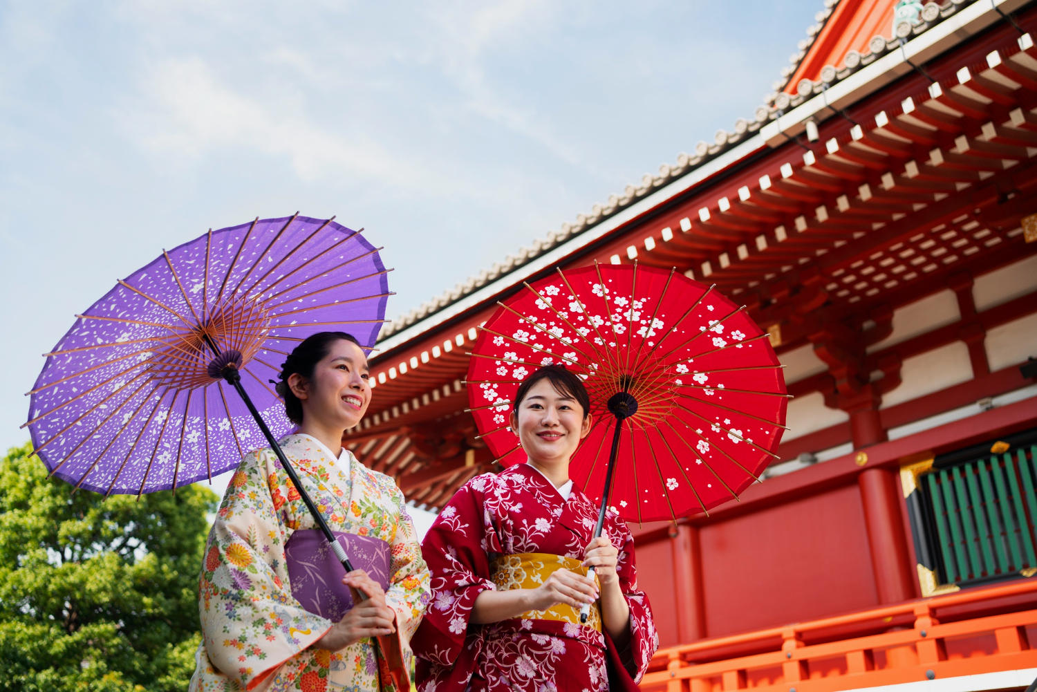 Mulheres japonesas sorrindo.