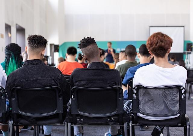 Alunos estudando em sala de aula com fundo branco