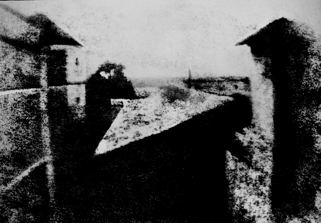 A primeira foto da história, a vista da janela do fotógrafo Nicéphore Niépce.