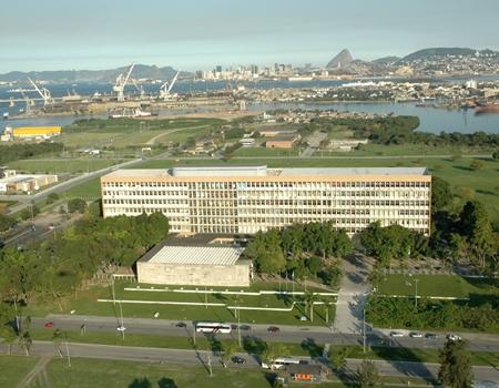 Fotografia de longe da UFRJ, uma das maiores do Brasil