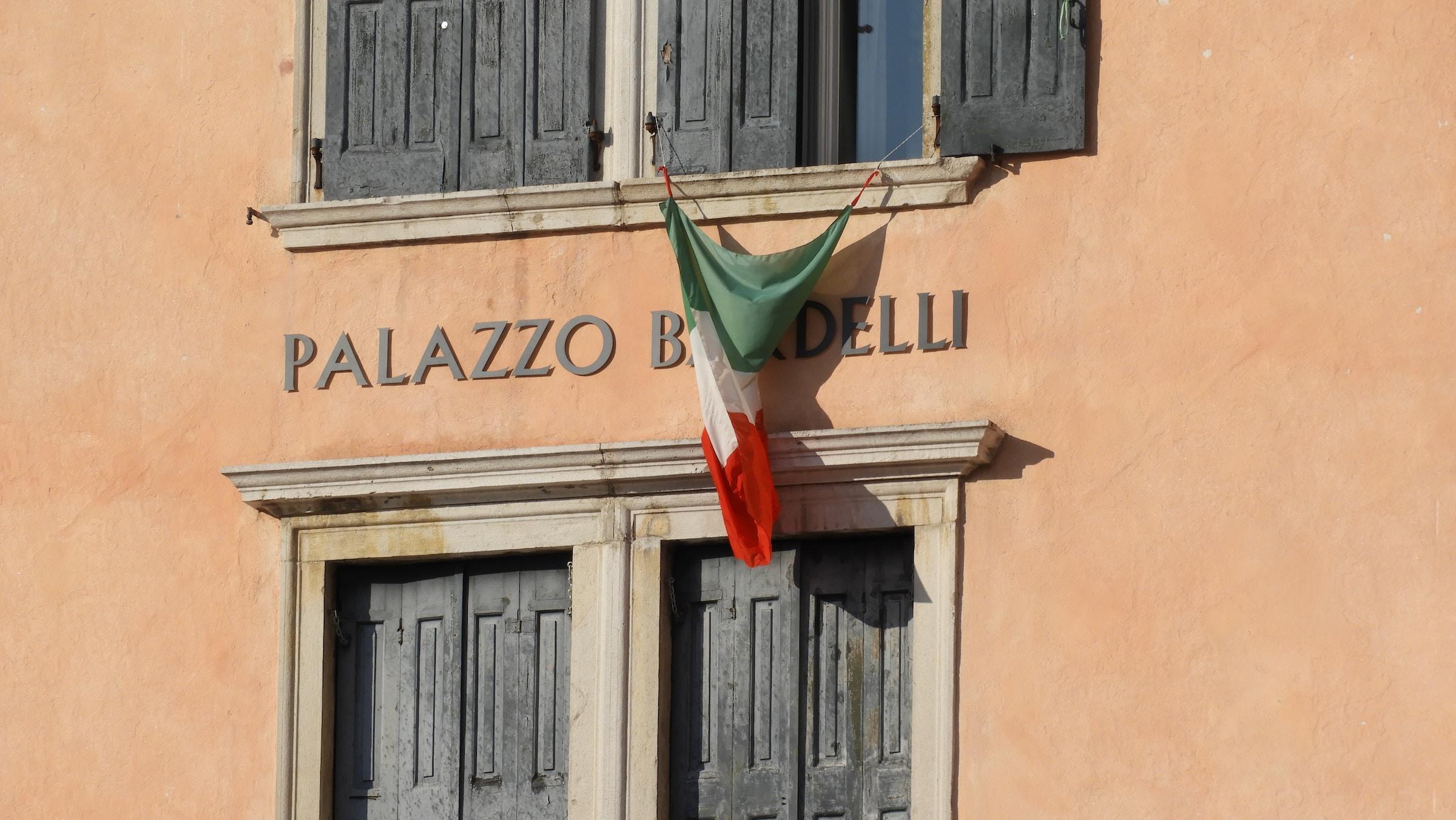 fachada de um prédio com uma bandeira italiana