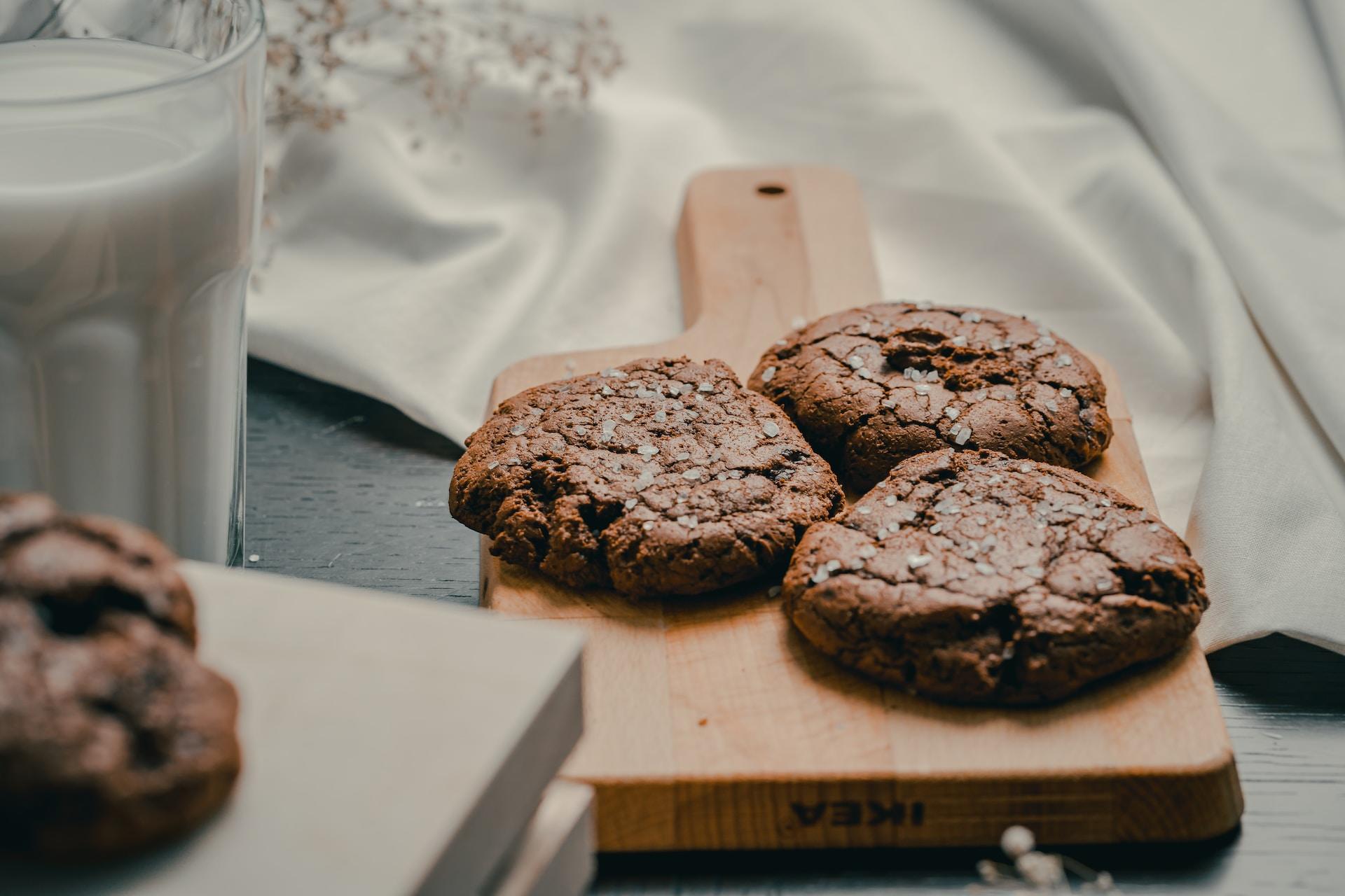 Biscoitos de chocolate com flor de sal em uma tábua.