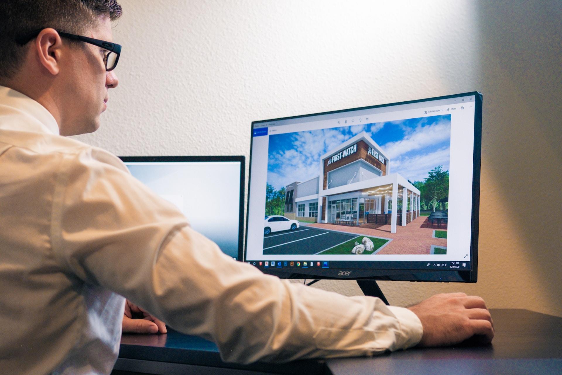 Engenheiro ou arquiteto desenhando 3D no AutoCAD