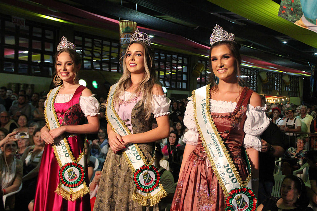 Fotografia das rainhas da Fenarreco de Brusque, em Santa Catarina: uma das maiores festas alemães do Brasil