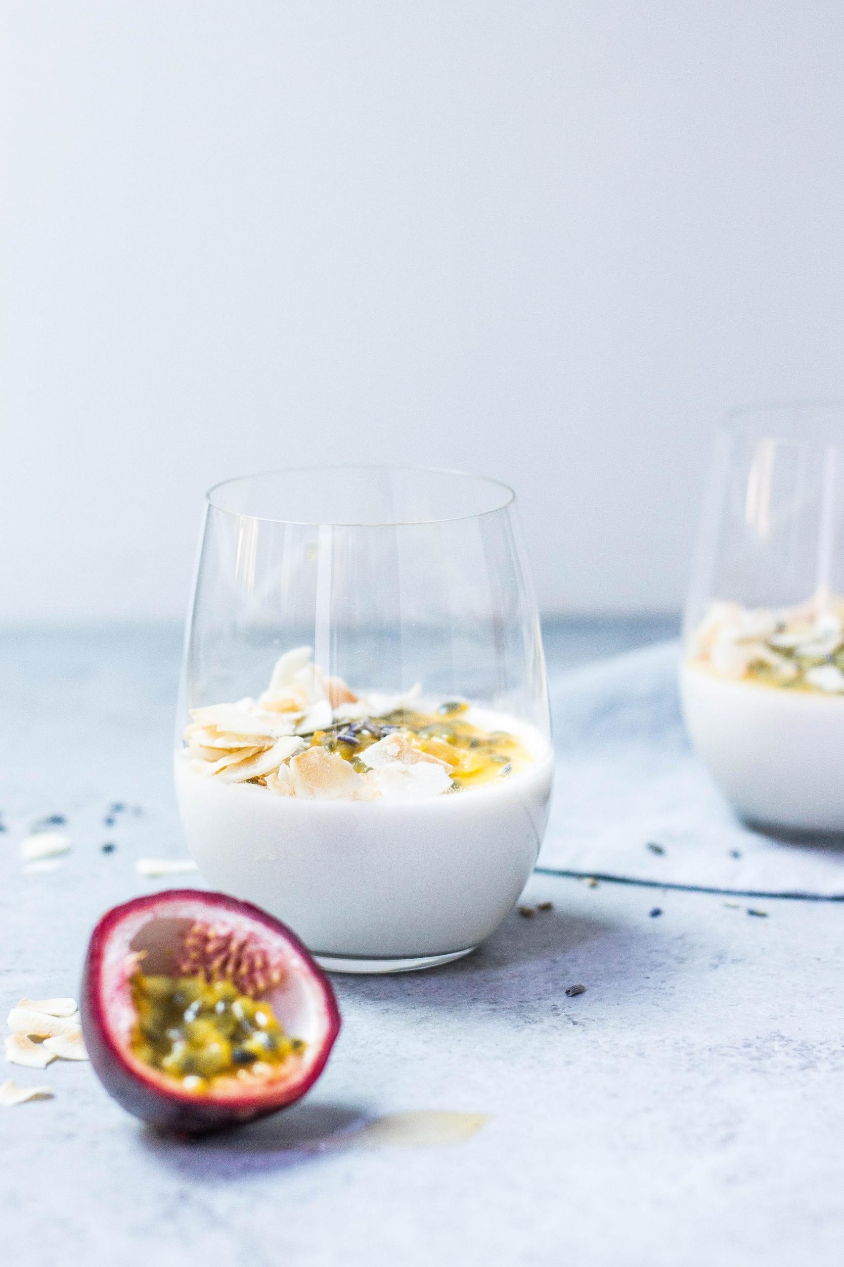 Copos com mousse de maracujá