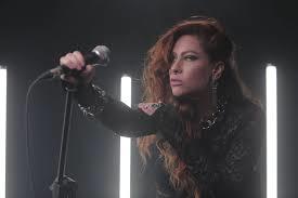 Fotografia da Pirry apresentando show
