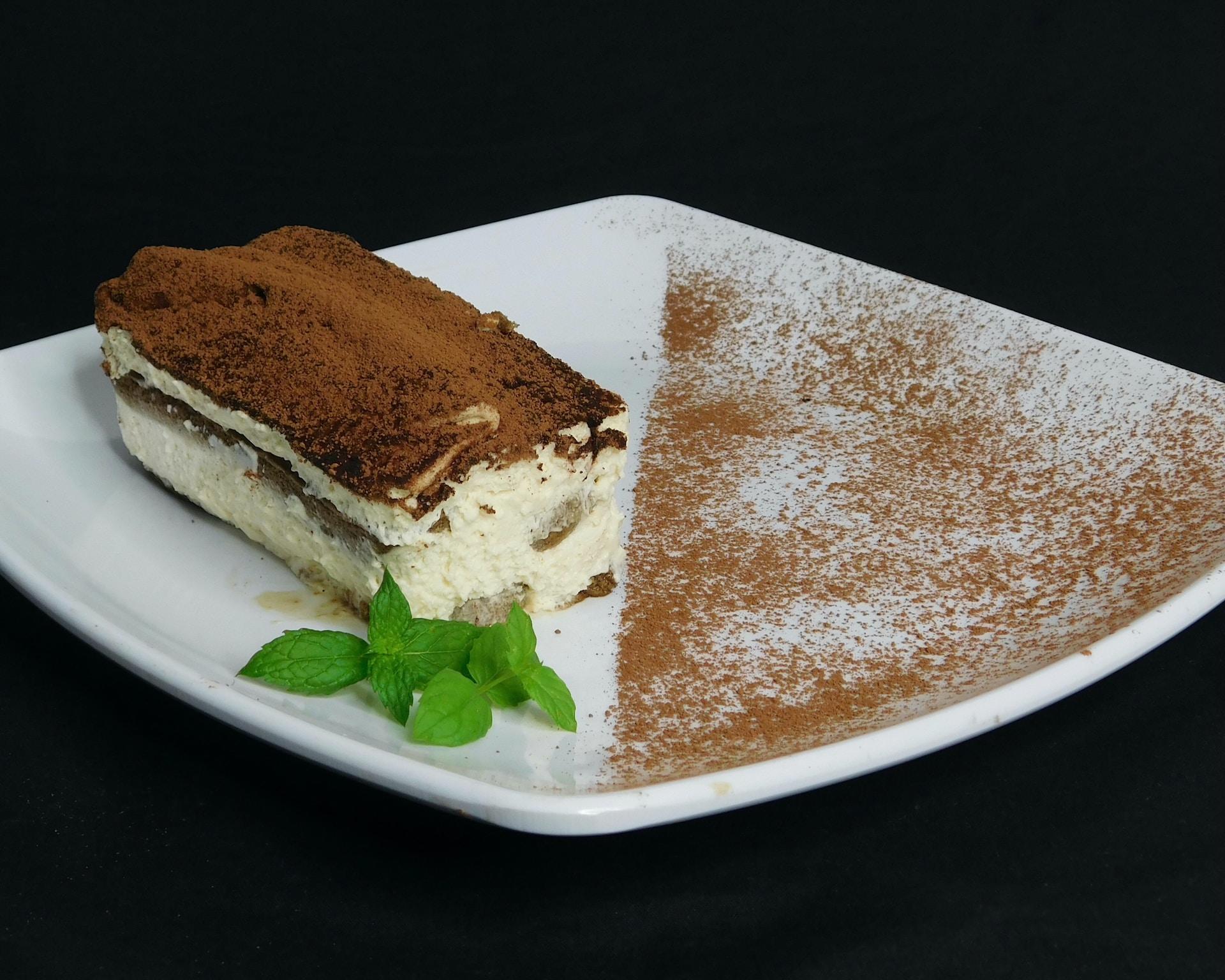 Prato com um pedaço de tiramisu