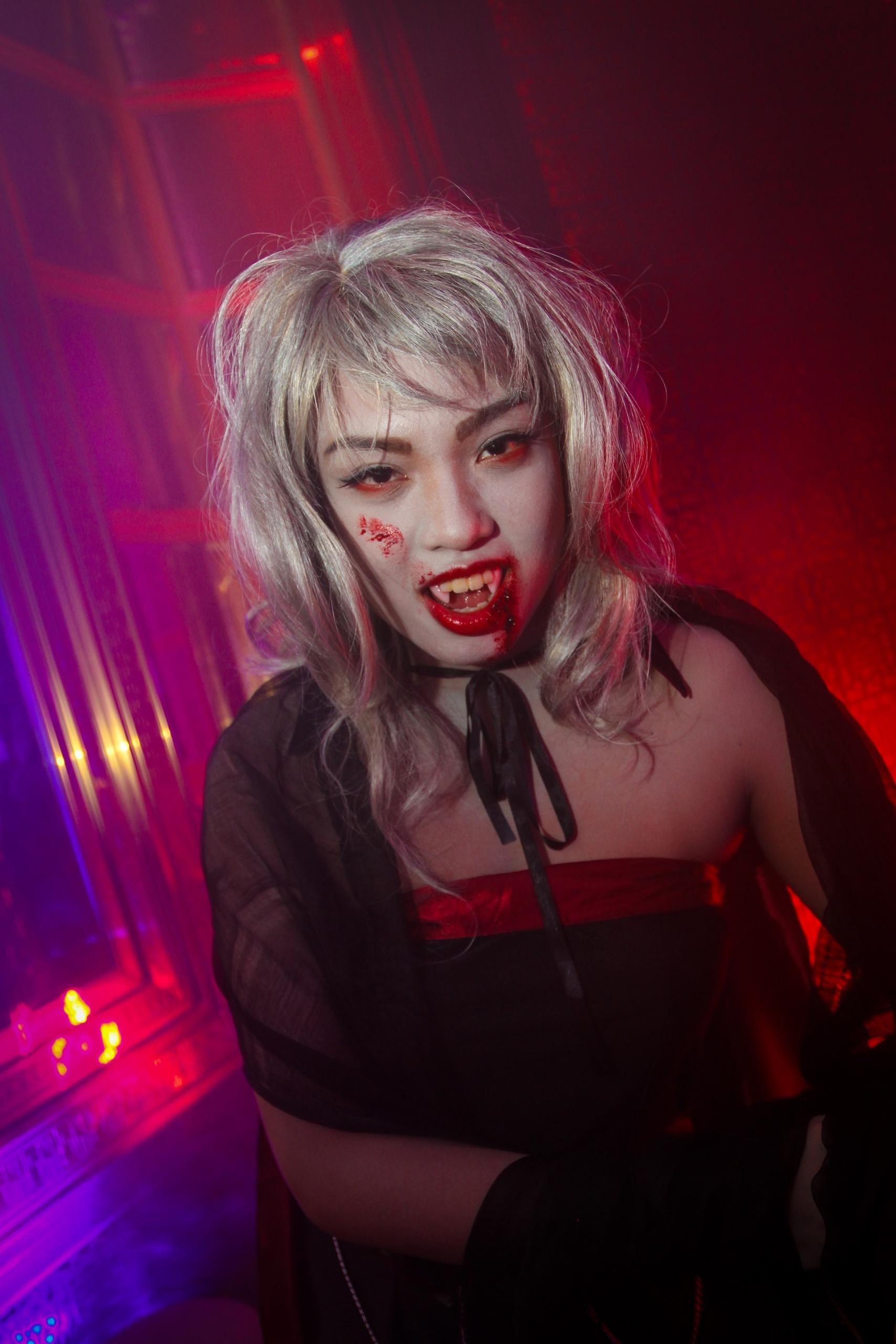 Mulher fantasiada de vampiro.