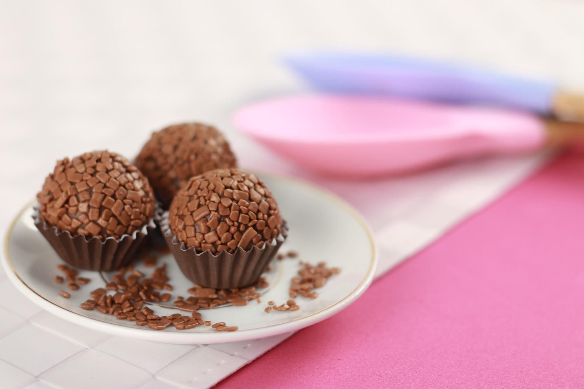 Prato com três brigadeiros tradicionais