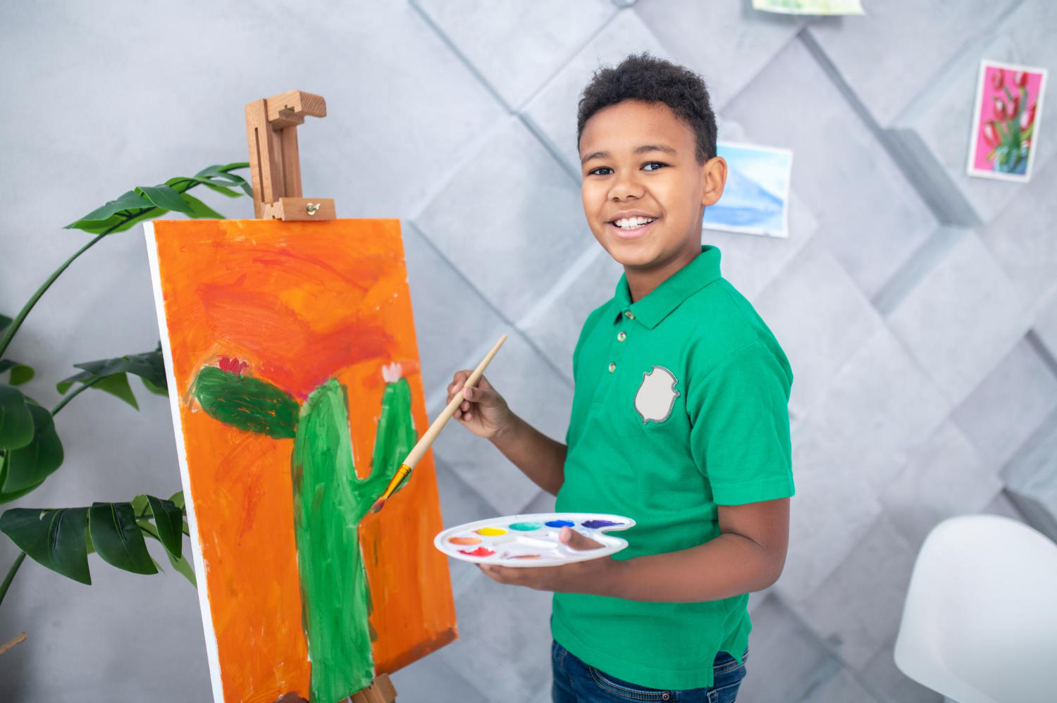 Criança pintando quadro. 