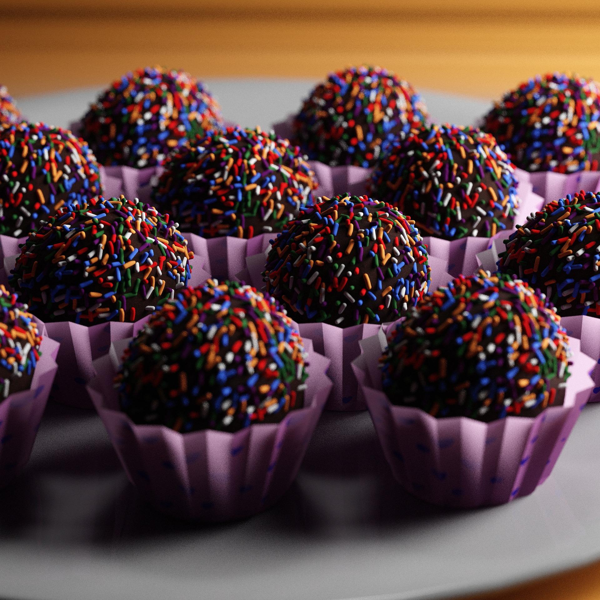 Foto de brigadeiros com granulado colorido.