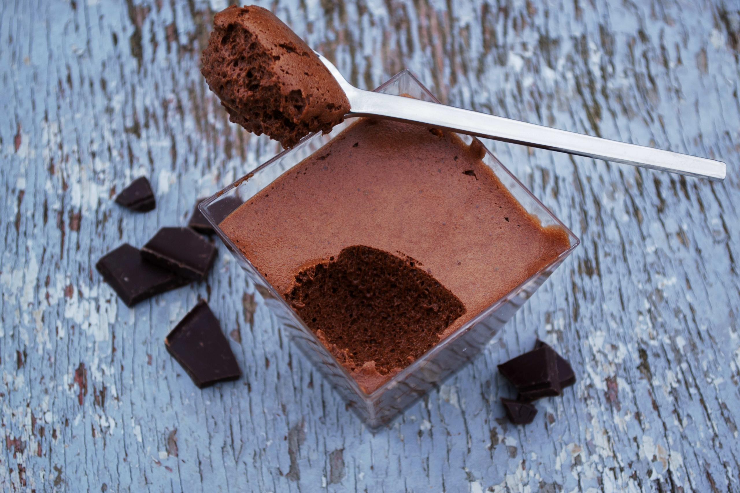 Pote com mousse de chocolate e uma colher
