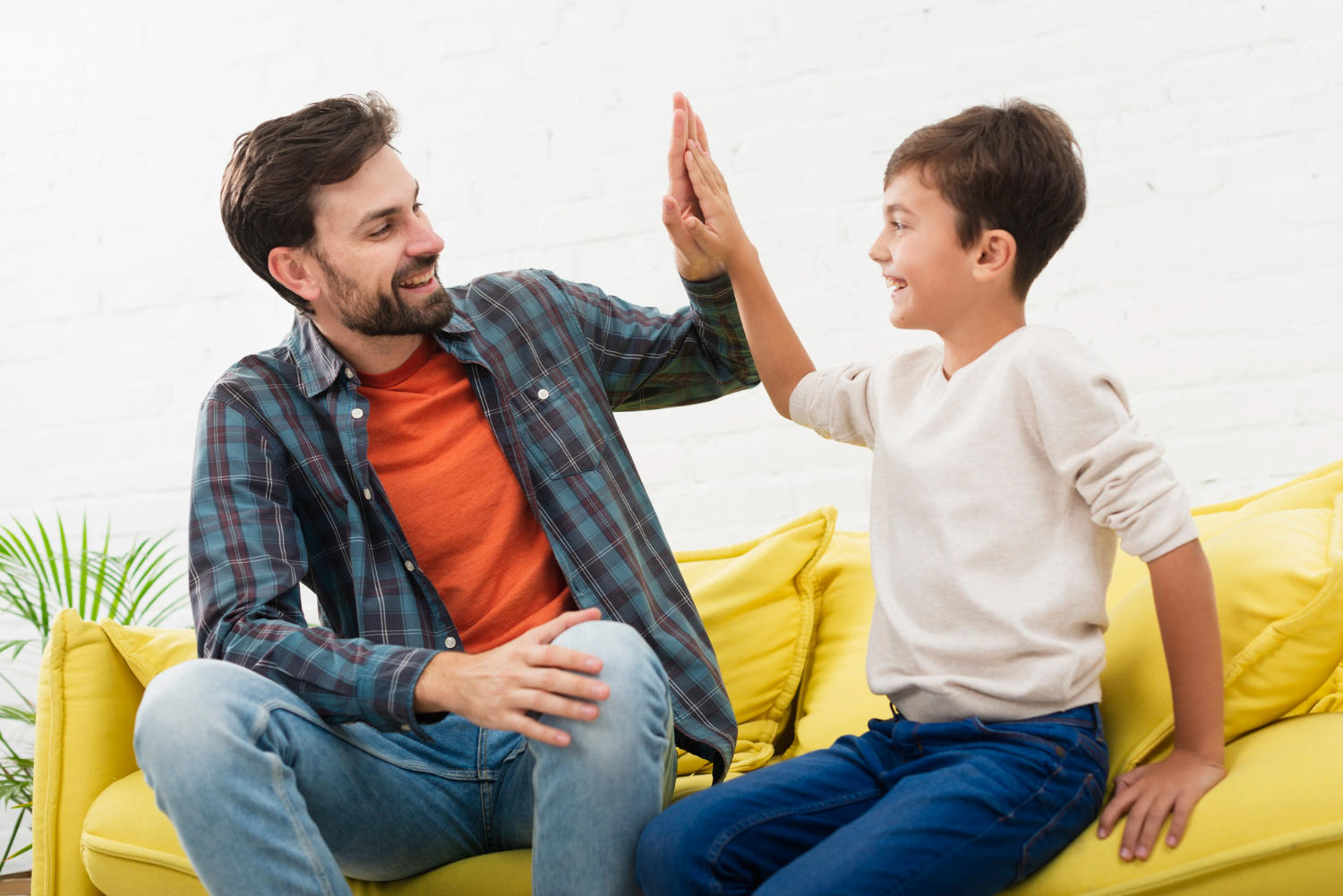 Pai apoiando o seu filho.