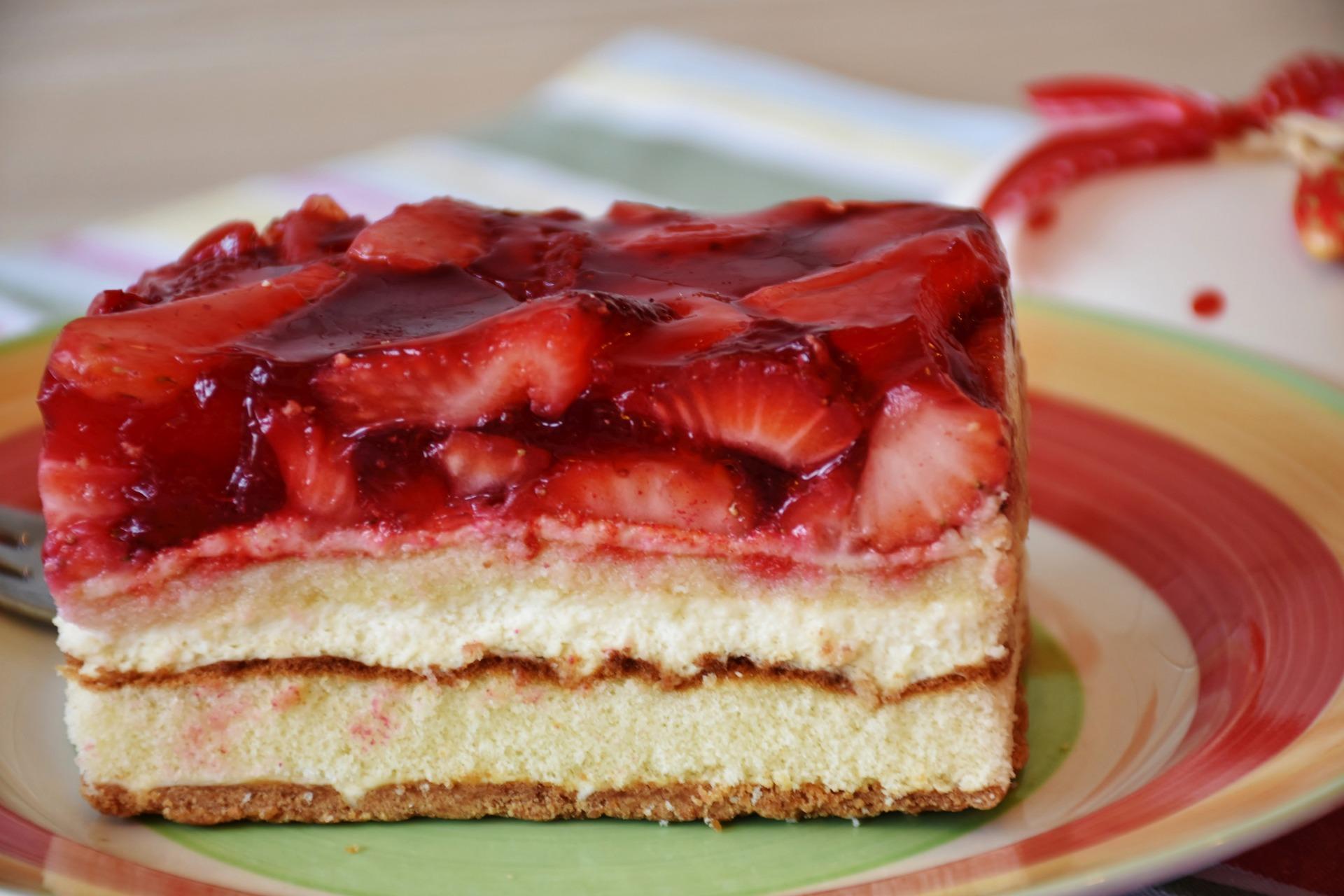 Foto de uma fatia de bolo de morango.