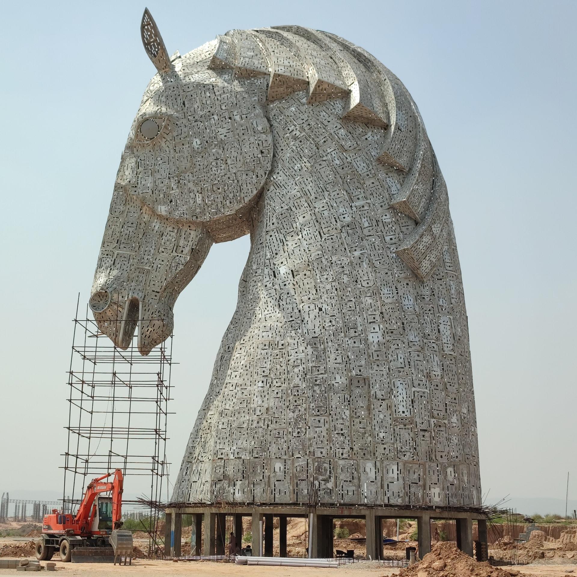 Fotografia de obra de cavalo fazendo referência ao jogo de xadrez