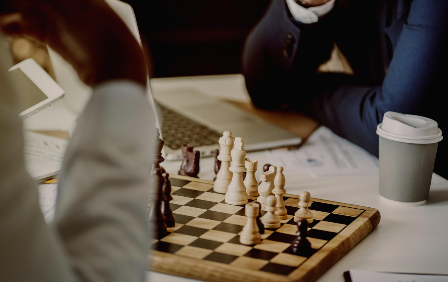 Dupla jogando xadrez na mesa.
