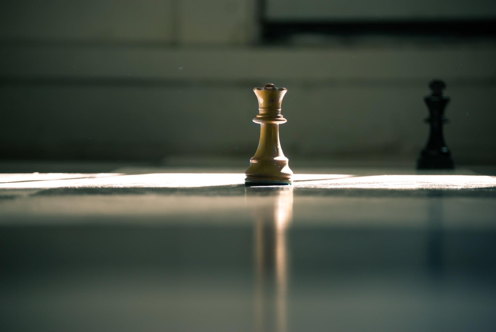 Fotografia de rainha em um tabuleiro de xadrez sozinha