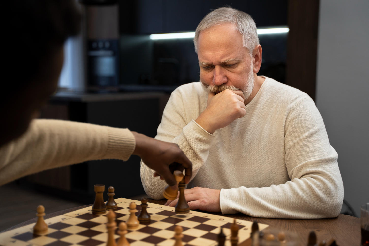 Homens jogando xadrez na mesa.