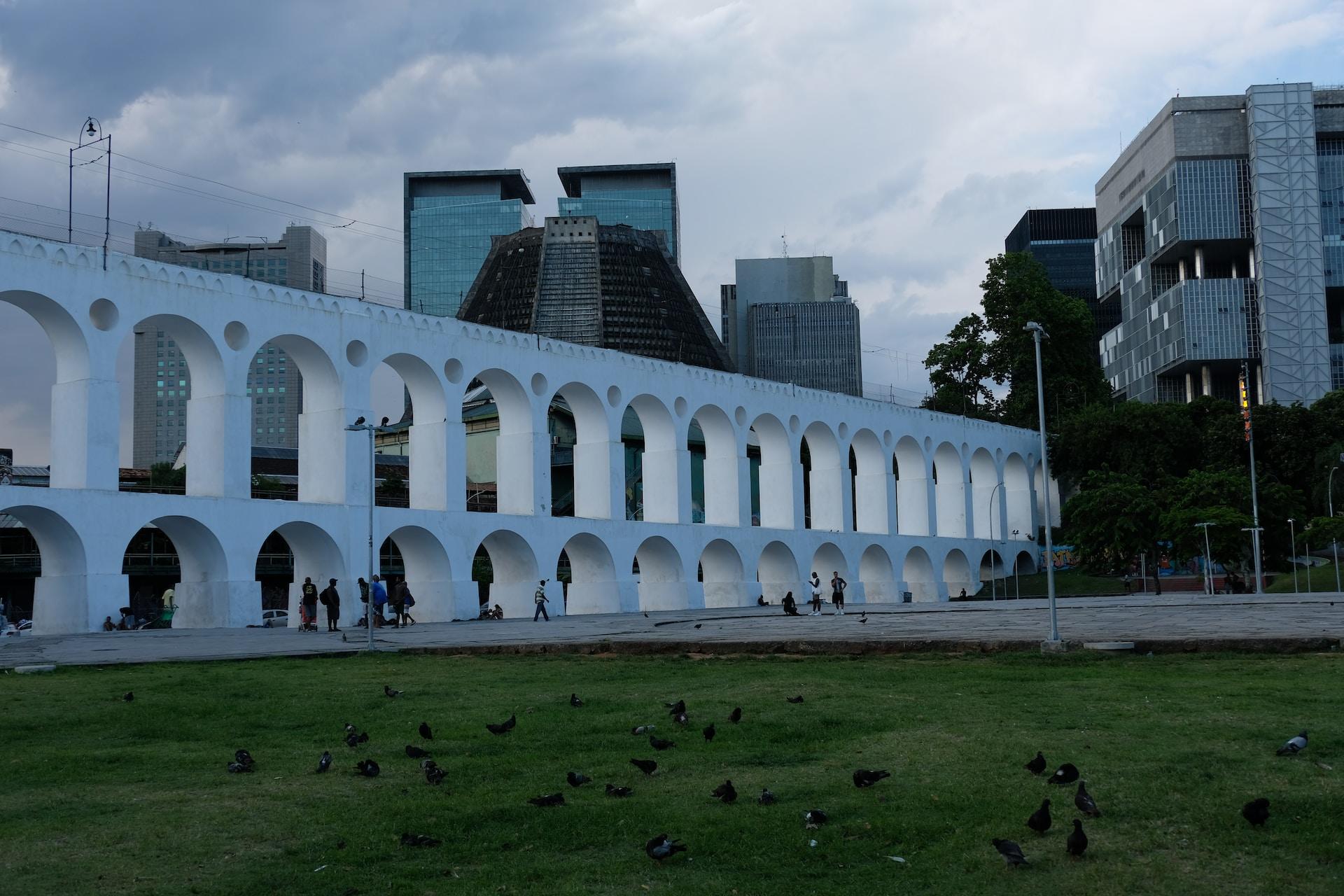 Foto dos arcos da Lapa, bairro carioca.