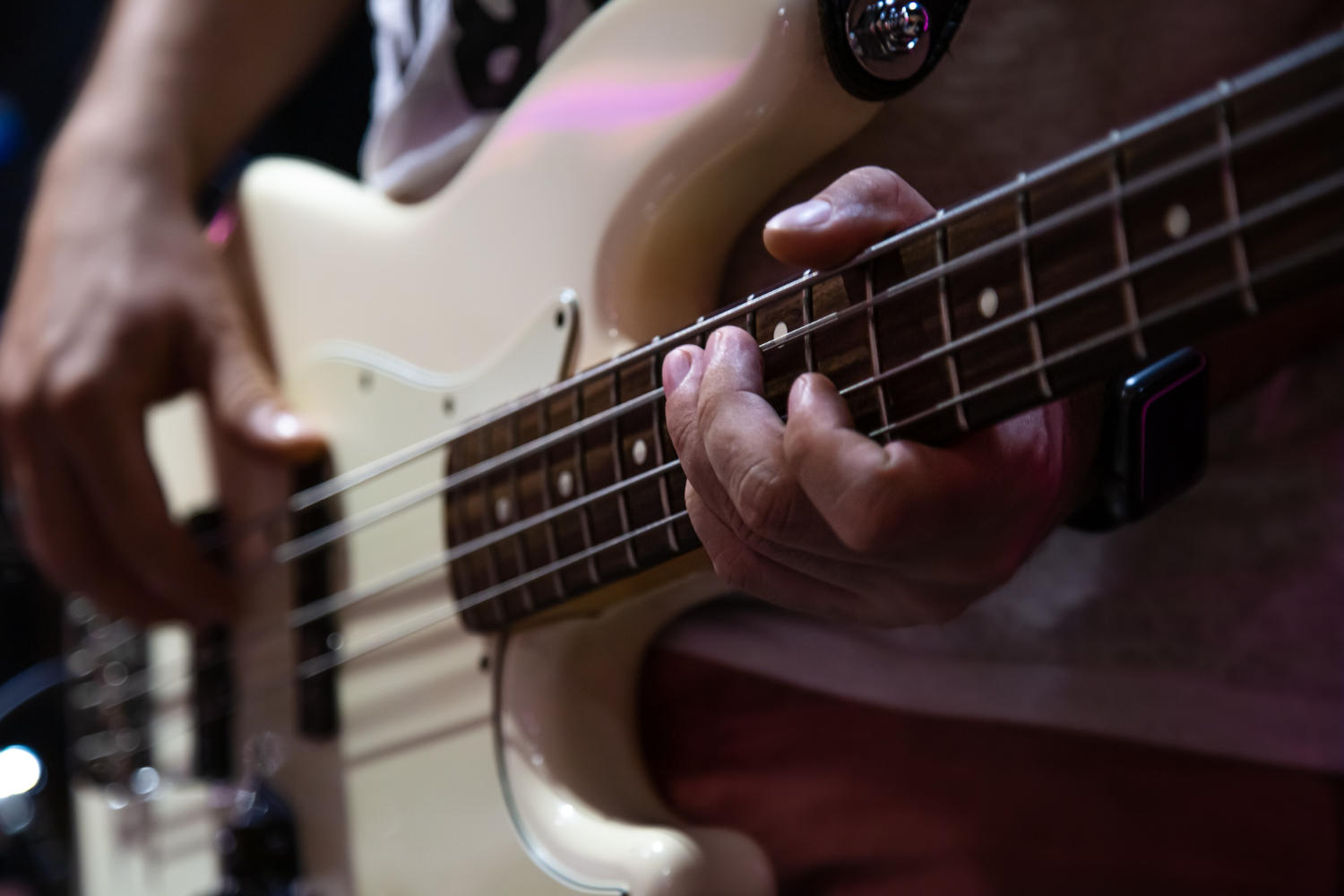 Músico tocando baixo elétrico. 