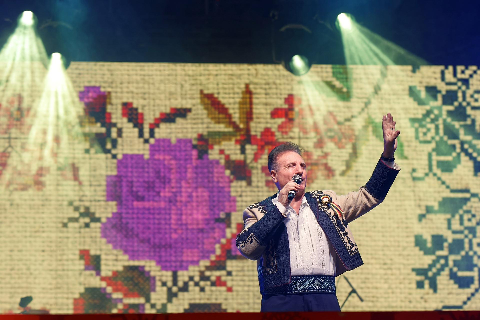 Homem idoso a cantar.