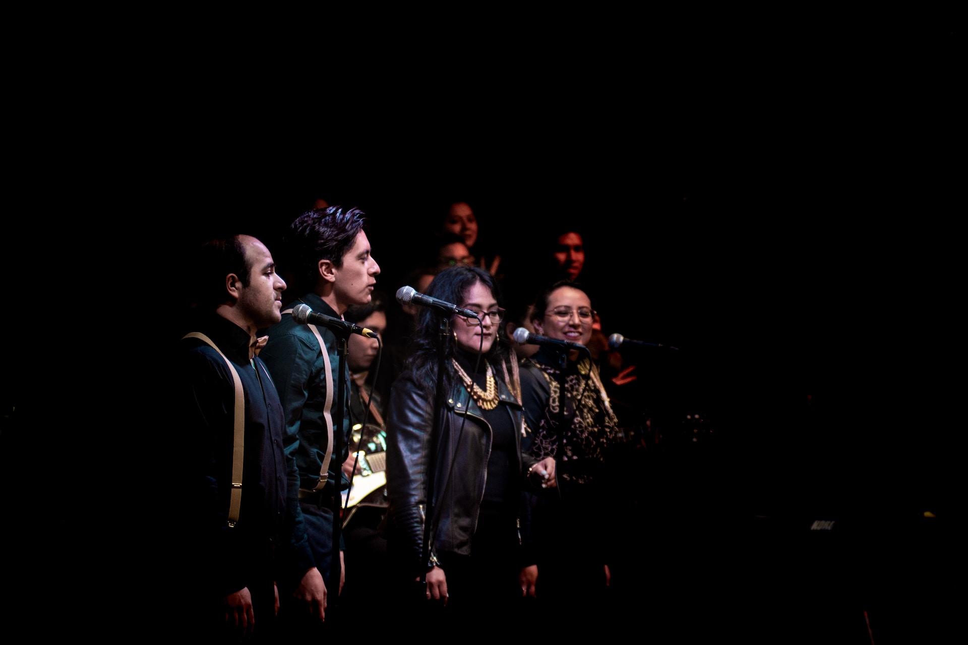 Grupo de pessoas cantando.